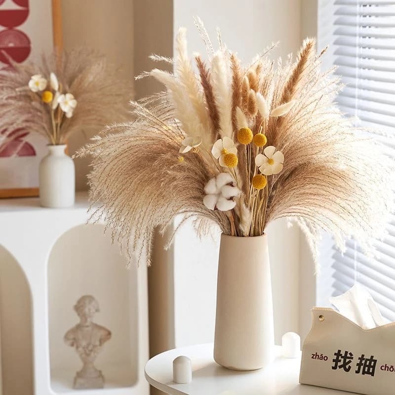 Bukiet Sztucznych Kwiatów z Suszoną Trawą Pampasową w Ceramicznym Wazonie