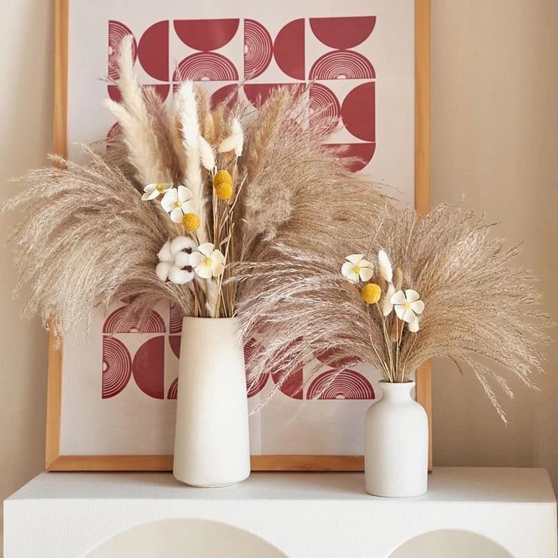Bukiet Sztucznych Kwiatów z Suszoną Trawą Pampasową w Ceramicznym Wazonie