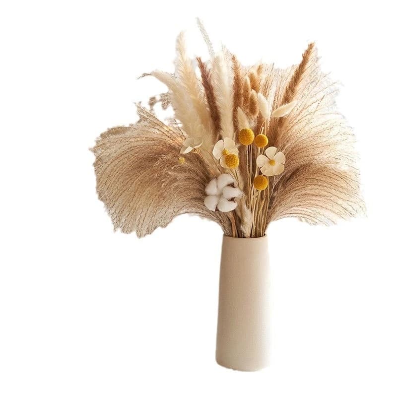 Bukiet Sztucznych Kwiatów z Suszoną Trawą Pampasową w Ceramicznym Wazonie