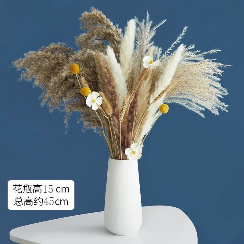 Bukiet Sztucznych Kwiatów z Suszoną Trawą Pampasową w Ceramicznym Wazonie