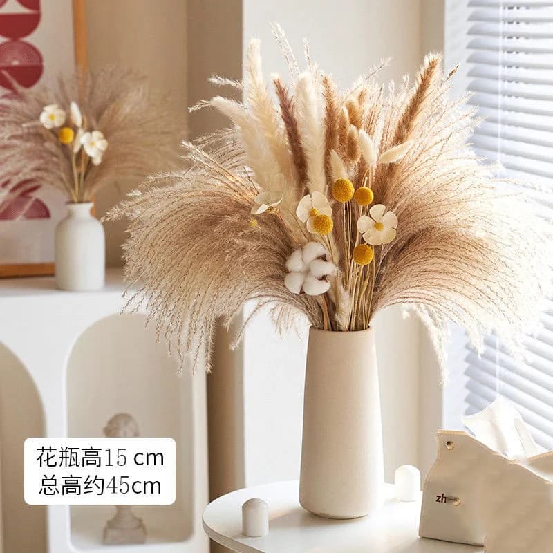 Bukiet Sztucznych Kwiatów z Suszoną Trawą Pampasową w Ceramicznym Wazonie