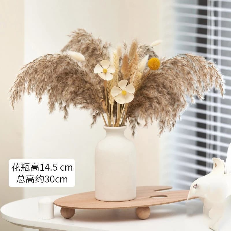 Bukiet Sztucznych Kwiatów z Suszoną Trawą Pampasową w Ceramicznym Wazonie